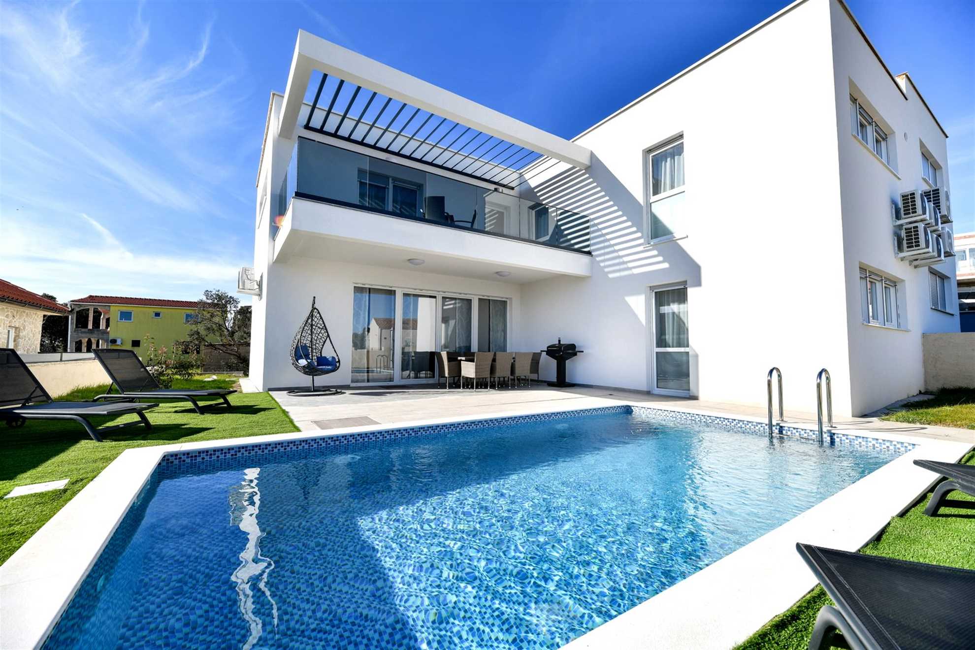 CROWONDER Villa Sunrise úszómedencével és tengerre néző kilátással