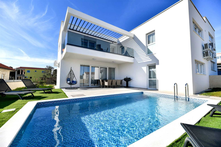 CROWONDER Villa Sunrise with Swimming Pool and Sea View