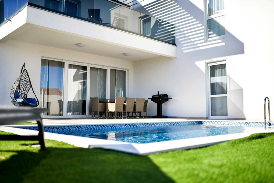 CROWONDER Villa Sunrise with Swimming Pool and Sea View