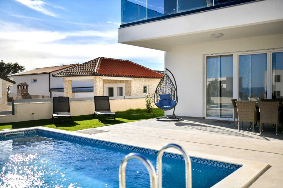 CROWONDER Villa Sunrise with Swimming Pool and Sea View