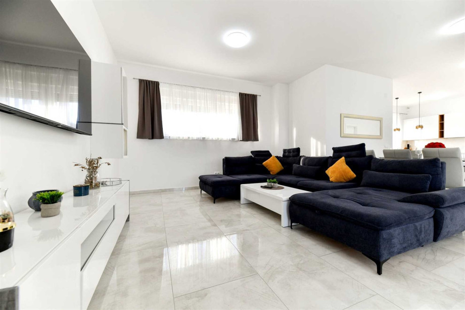 CROWONDER Villa Sunrise with Swimming Pool and Sea View