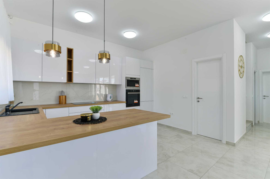 CROWONDER Villa Sunrise with Swimming Pool and Sea View