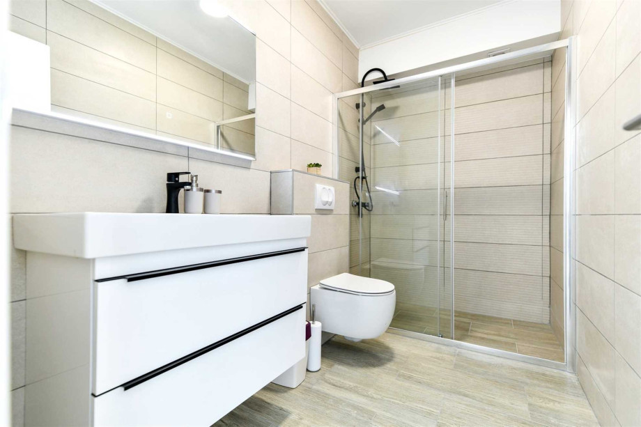 CROWONDER Villa Sunrise with Swimming Pool and Sea View