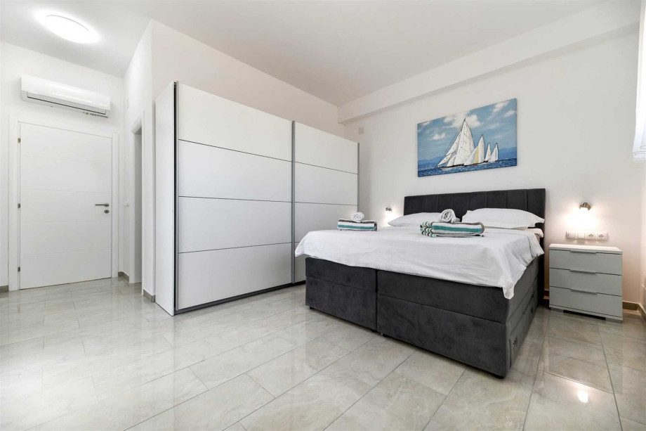 CROWONDER Villa Sunrise with Swimming Pool and Sea View