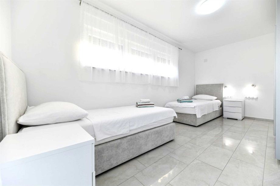 CROWONDER Villa Sunrise with Swimming Pool and Sea View