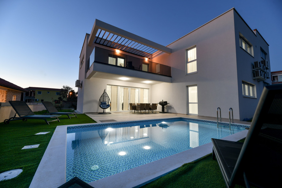 CROWONDER Villa Sunrise with Swimming Pool and Sea View