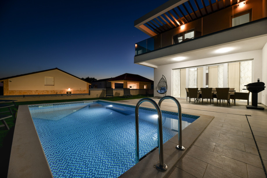 CROWONDER Villa Sunrise with Swimming Pool and Sea View