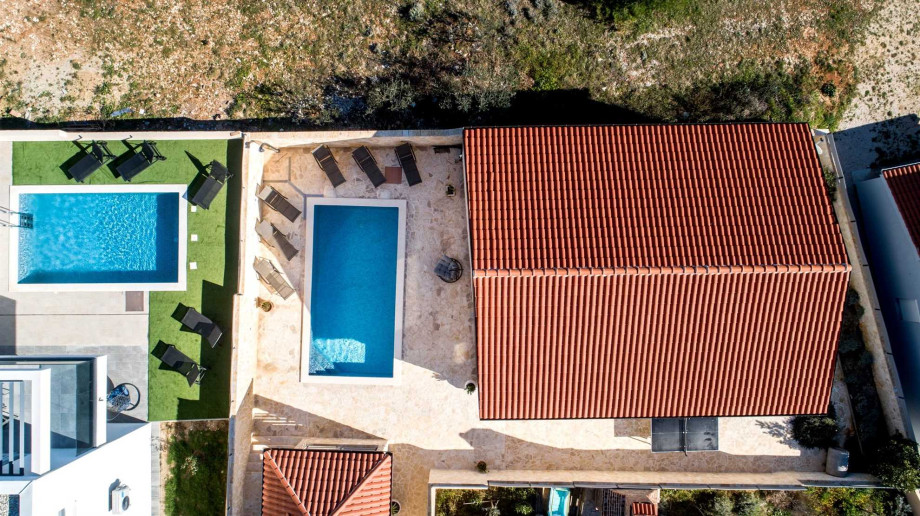 CROWONDER Villa Sunrise with Swimming Pool and Sea View