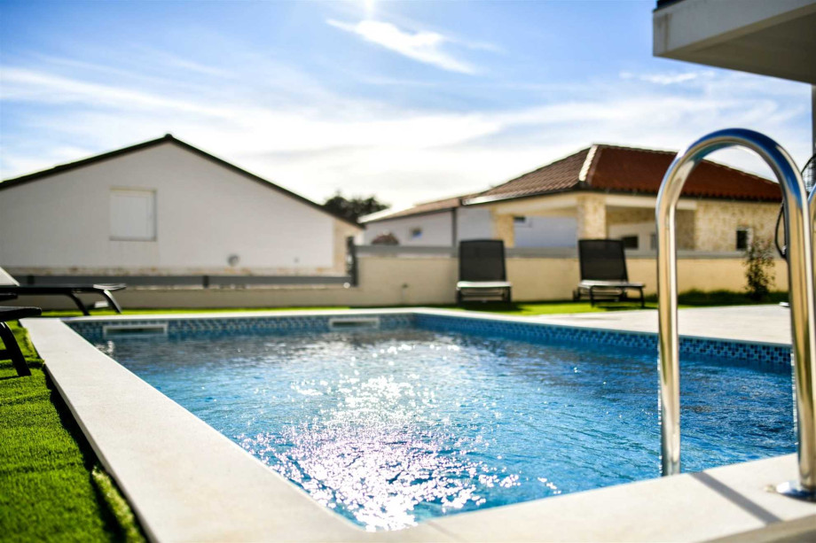 CROWONDER Villa Sunrise with Swimming Pool and Sea View