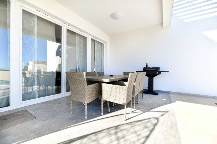 CROWONDER Villa Sunrise with Swimming Pool and Sea View
