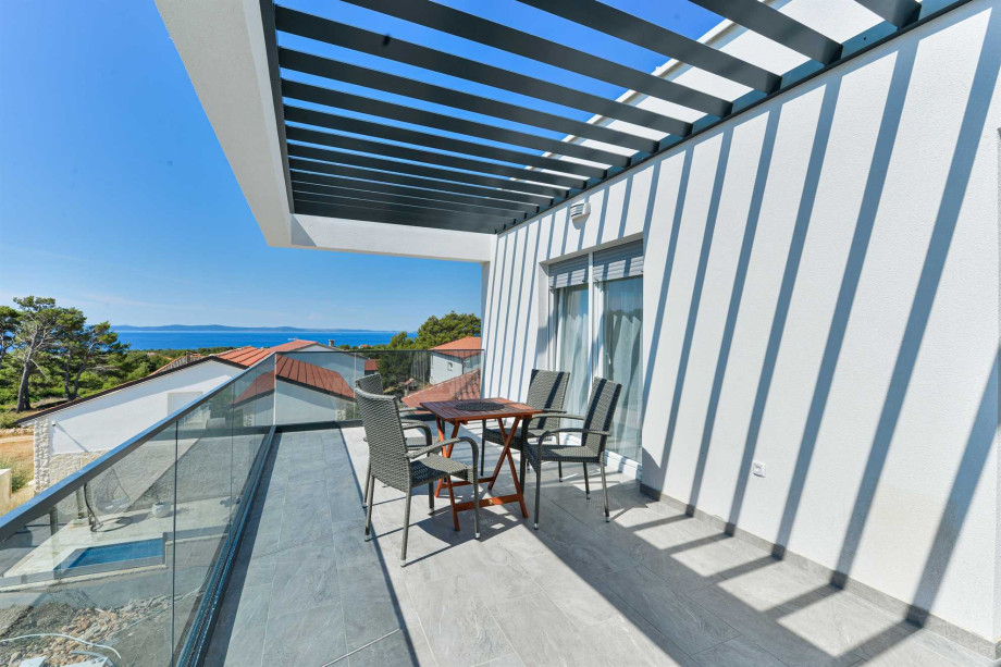 CROWONDER Villa Sunrise with Swimming Pool and Sea View