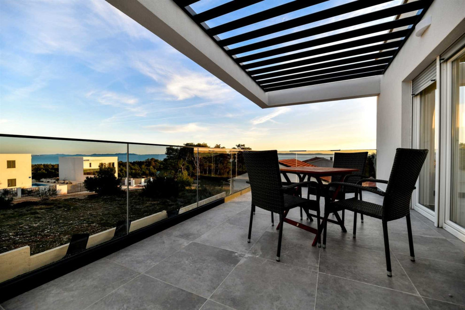 CROWONDER Villa Sunrise with Swimming Pool and Sea View