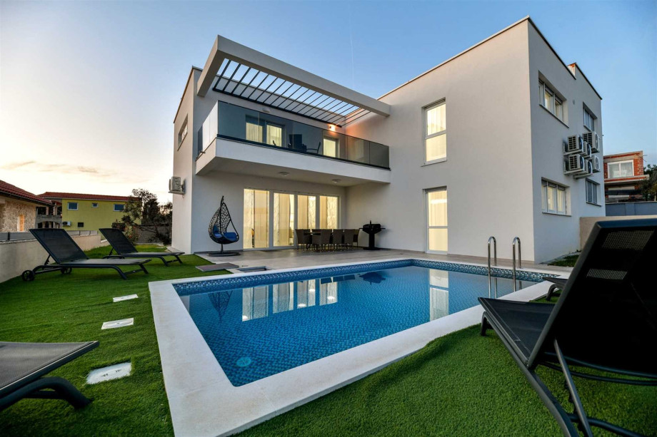 CROWONDER Villa Sunrise with Swimming Pool and Sea View
