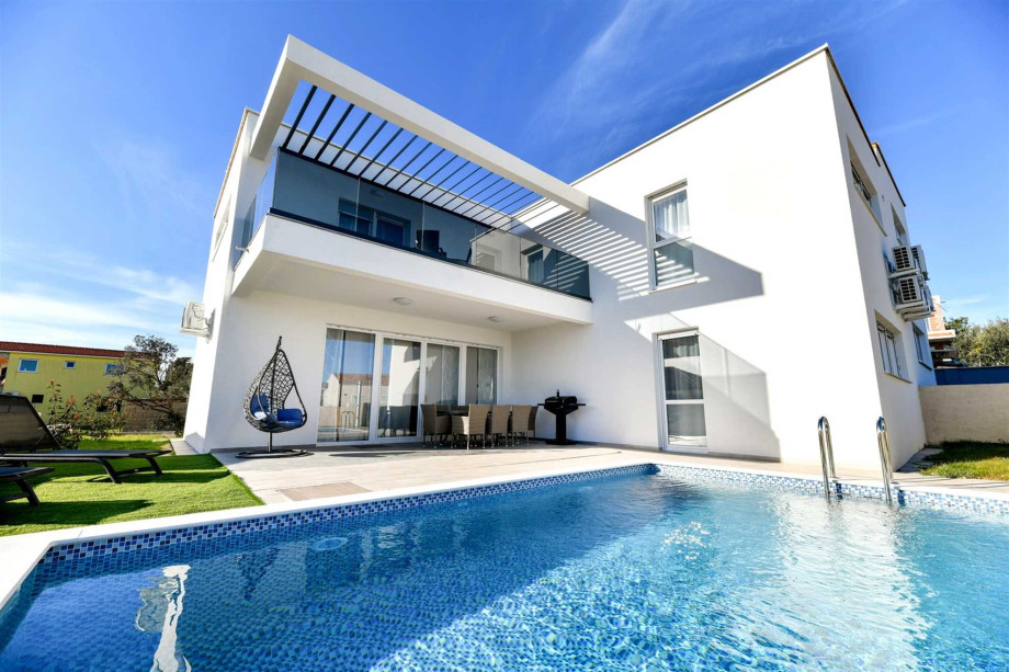 CROWONDER Villa Sunrise with Swimming Pool and Sea View