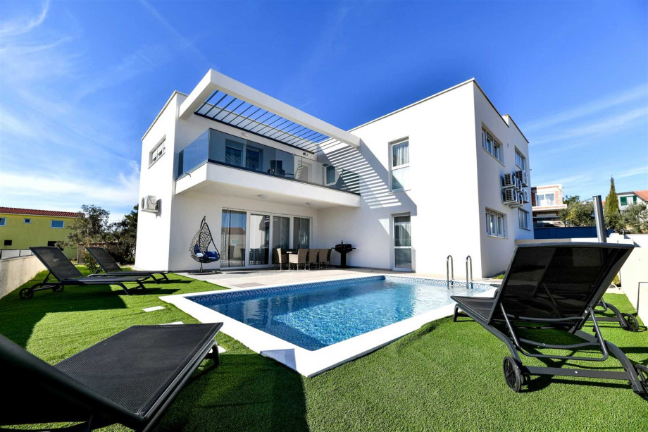 CROWONDER Villa Sunrise with Swimming Pool and Sea View