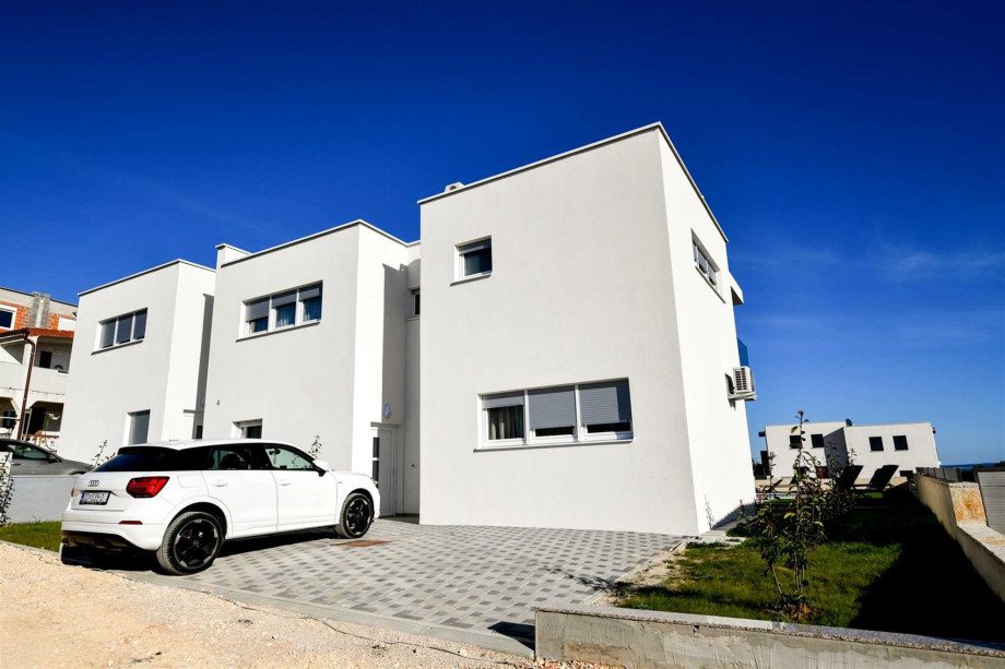 CROWONDER Villa Sunrise with Swimming Pool and Sea View