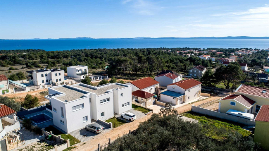 CROWONDER Villa Sunrise with Swimming Pool and Sea View