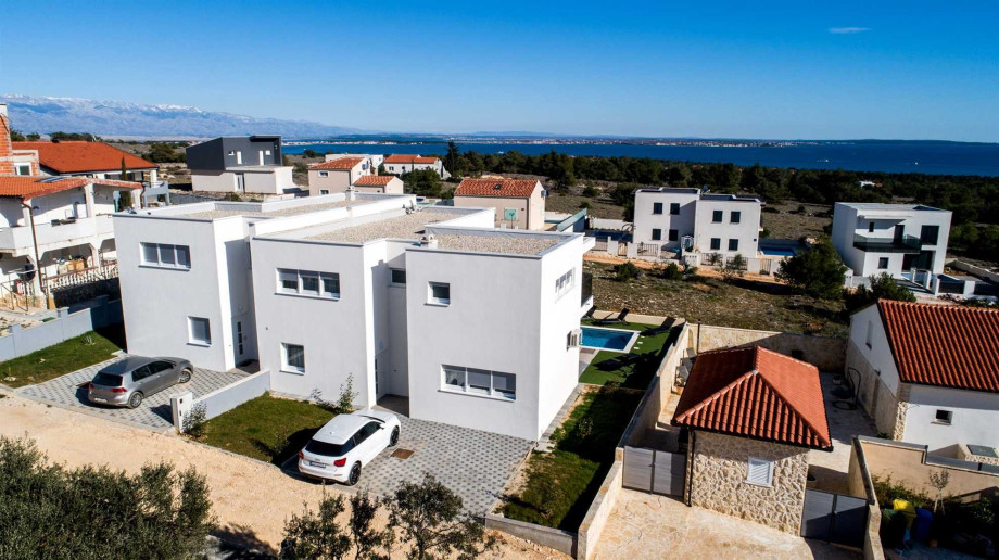 CROWONDER Villa Sunrise with Swimming Pool and Sea View