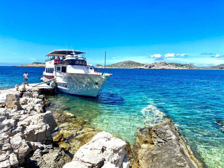 Trzy czarujące wyspy - Levrnaka (Kornati/ plaża Lojena), Mana (Kornati/ skoki z klifów) i Ugljan (wioska rybacka Kukljica)- całodniowa wycieczka statkiem