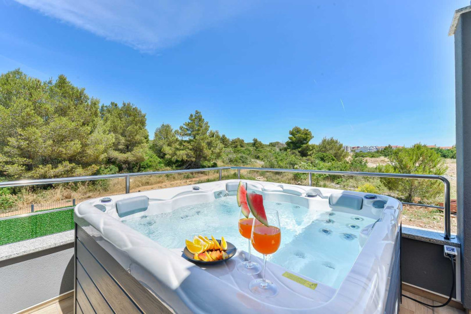 CROWONDER Villa Nika with Heated Swimming Pool, Jacuzzi and Sauna