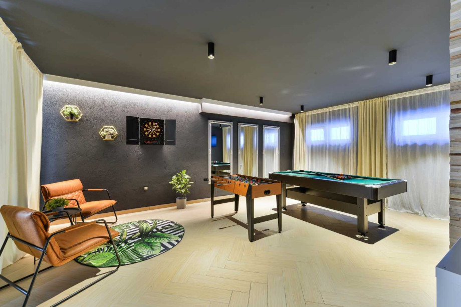 CROWONDER Villa Nika with Heated Swimming Pool, Jacuzzi and Sauna