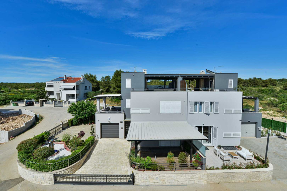 CROWONDER Villa Nika with Heated Swimming Pool, Jacuzzi and Sauna