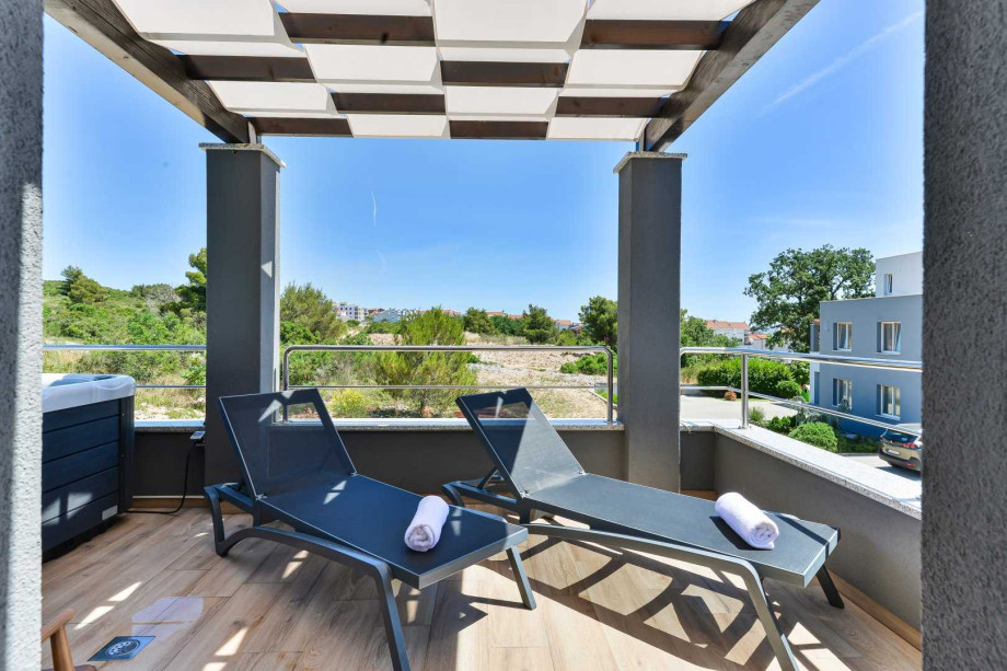 CROWONDER Villa Nika with Heated Swimming Pool, Jacuzzi and Sauna