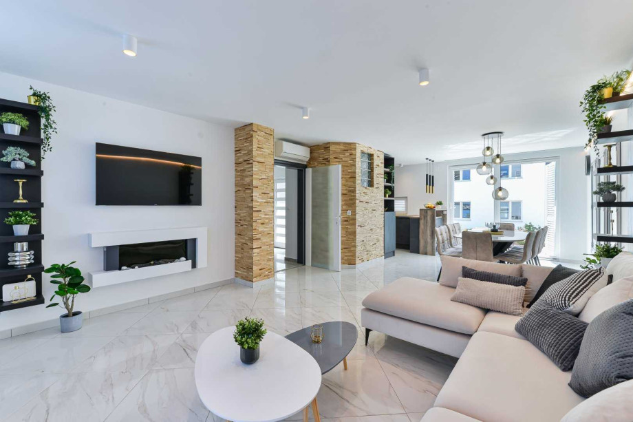 CROWONDER Villa Nika with Heated Swimming Pool, Jacuzzi and Sauna