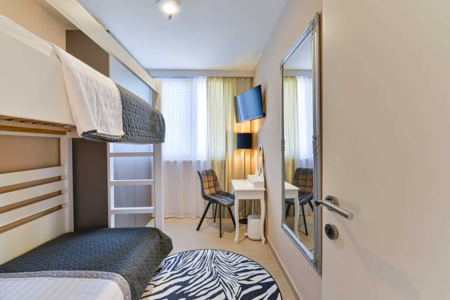 CROWONDER Villa Nika with Heated Swimming Pool, Jacuzzi and Sauna