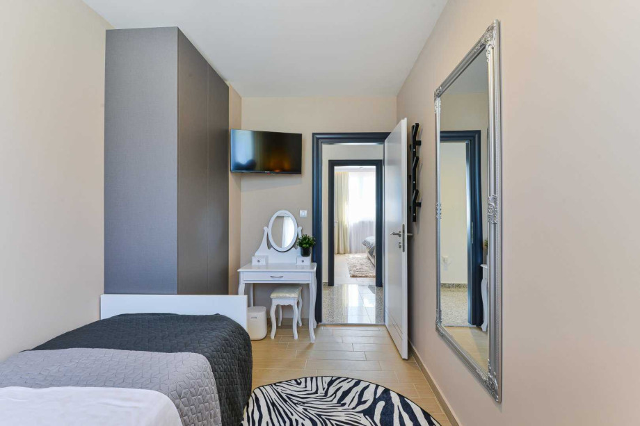 CROWONDER Villa Nika with Heated Swimming Pool, Jacuzzi and Sauna