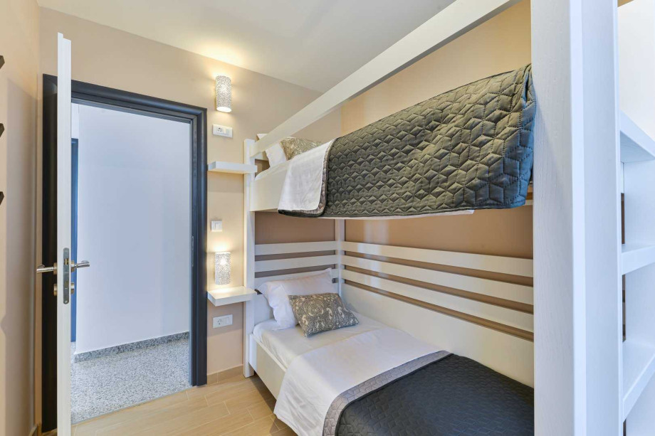 CROWONDER Villa Nika with Heated Swimming Pool, Jacuzzi and Sauna