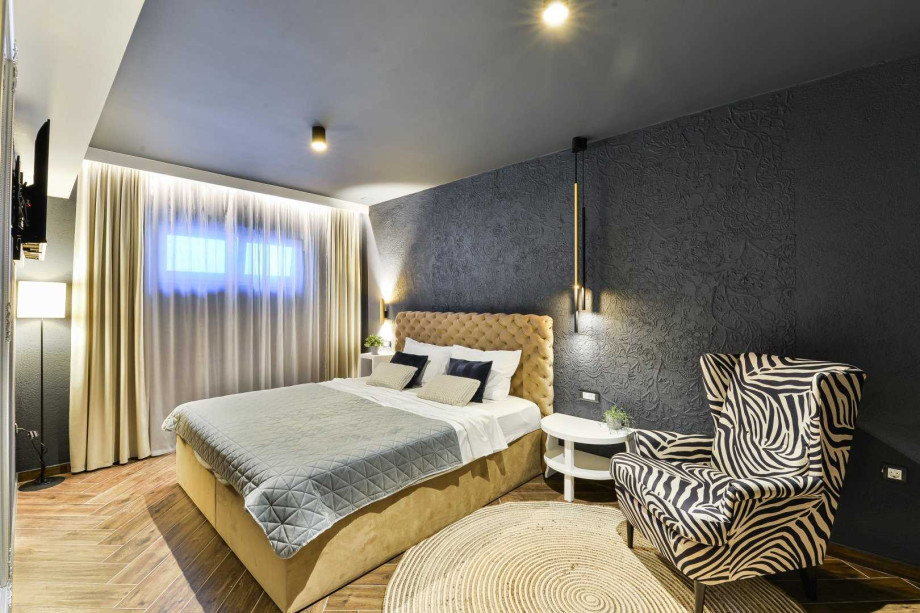 CROWONDER Villa Nika with Heated Swimming Pool, Jacuzzi and Sauna