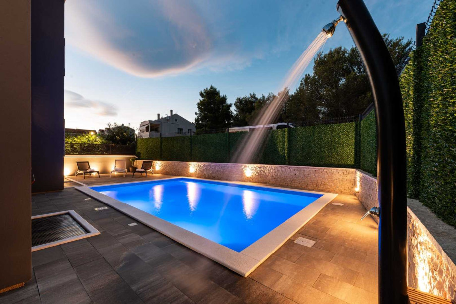 CROWONDER Villa Nika with Heated Swimming Pool, Jacuzzi and Sauna