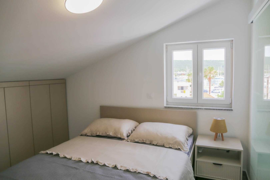 CROWONDER Sunny Bay Beachfront Apartment A7