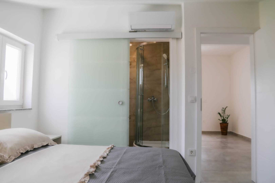 CROWONDER Sunny Bay Beachfront Apartment A7