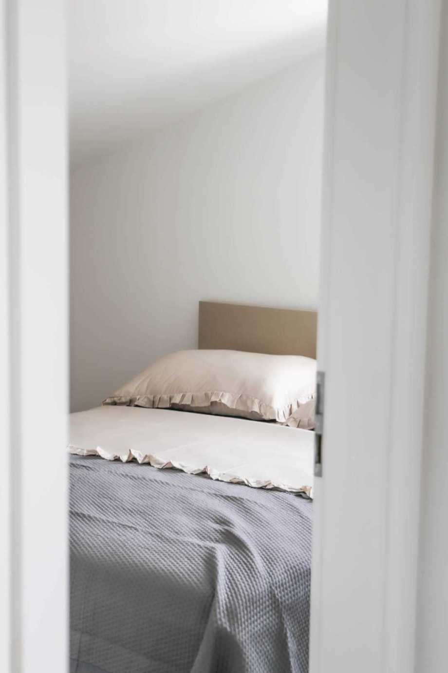 CROWONDER Sunny Bay Beachfront Apartment A7