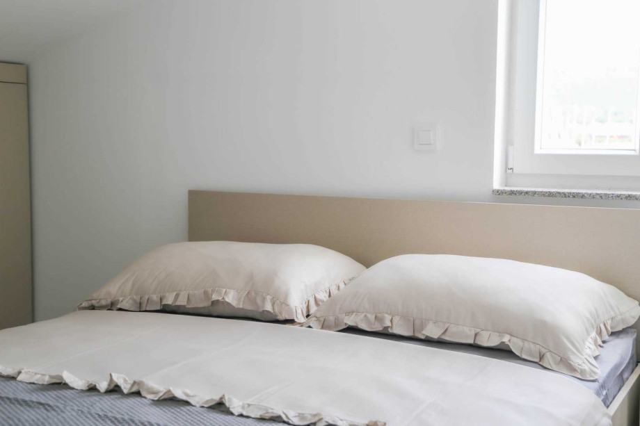 CROWONDER Sunny Bay Beachfront Apartment A7