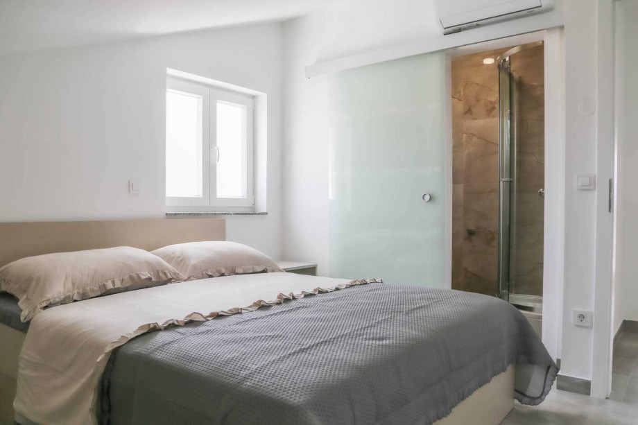 CROWONDER Sunny Bay Beachfront Apartment A7