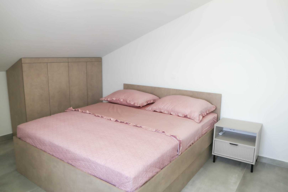 CROWONDER Sunny Bay Beachfront Apartment A7