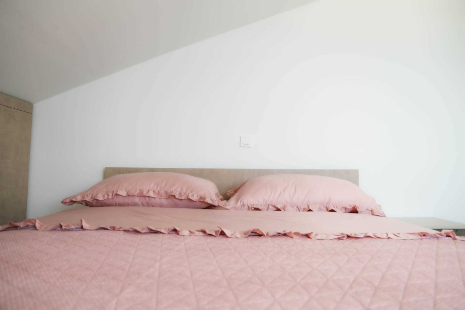 CROWONDER Sunny Bay Beachfront Apartment A7