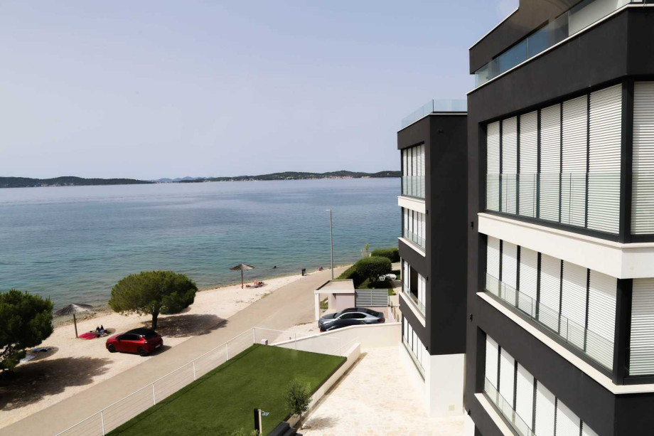 CROWONDER Sunny Bay Beachfront Apartment A7