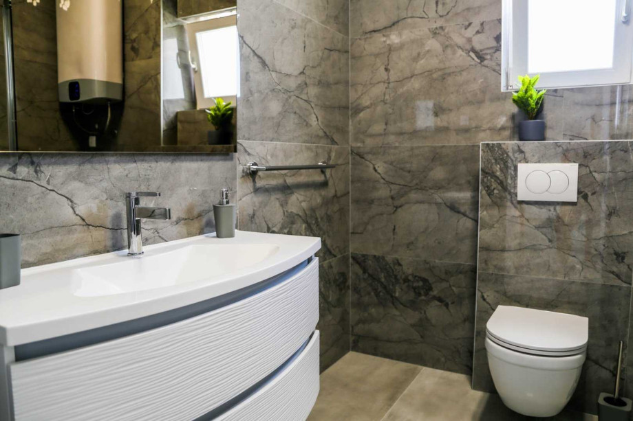 CROWONDER Sunny Bay Beachfront Apartment A7