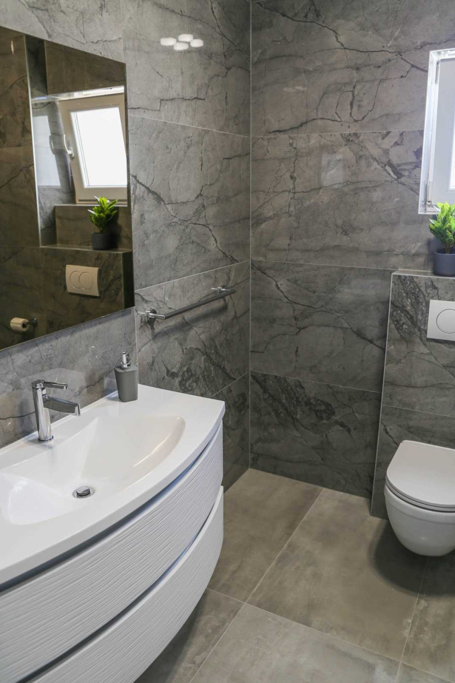 CROWONDER Sunny Bay Beachfront Apartment A7