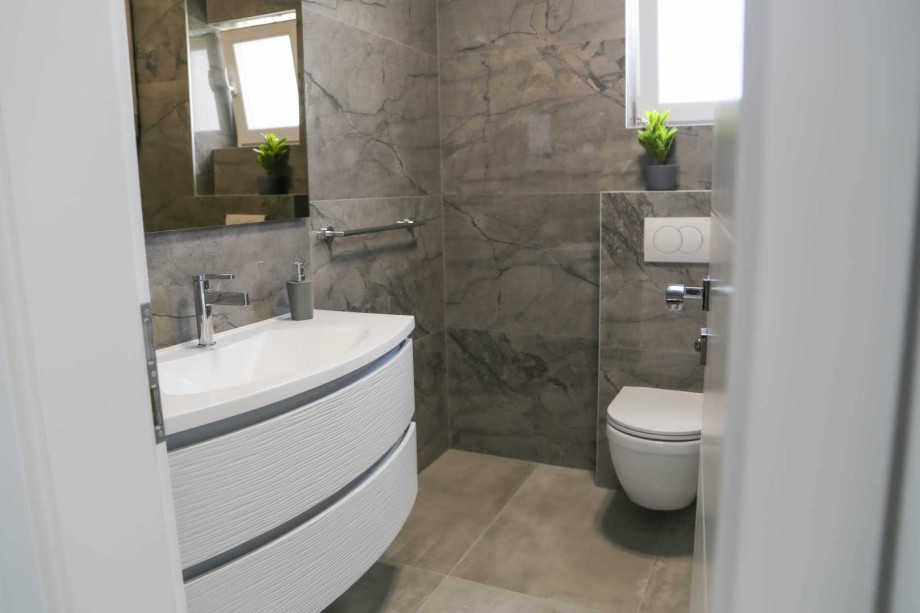 CROWONDER Sunny Bay Beachfront Apartment A7