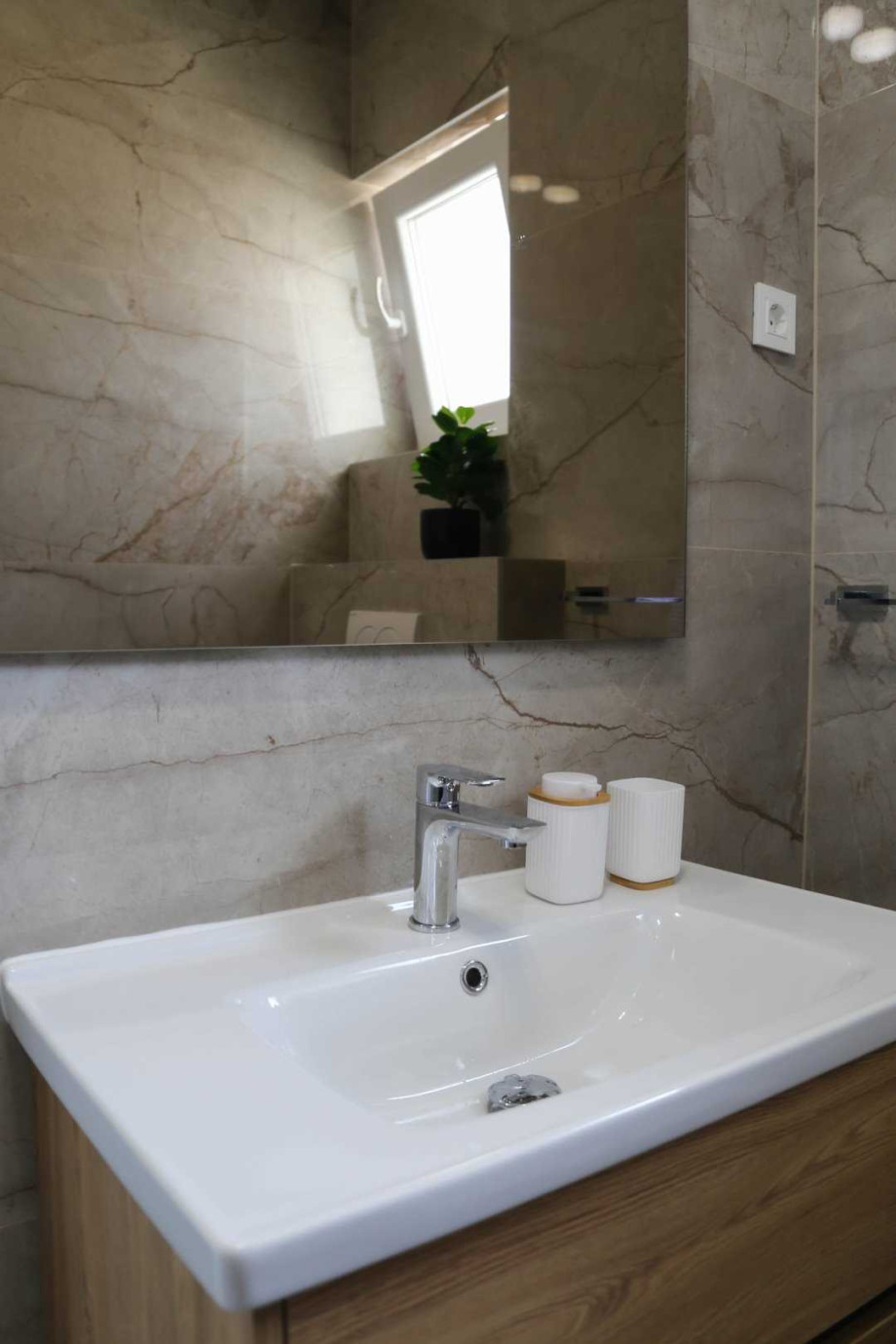 CROWONDER Sunny Bay Beachfront Apartment A7