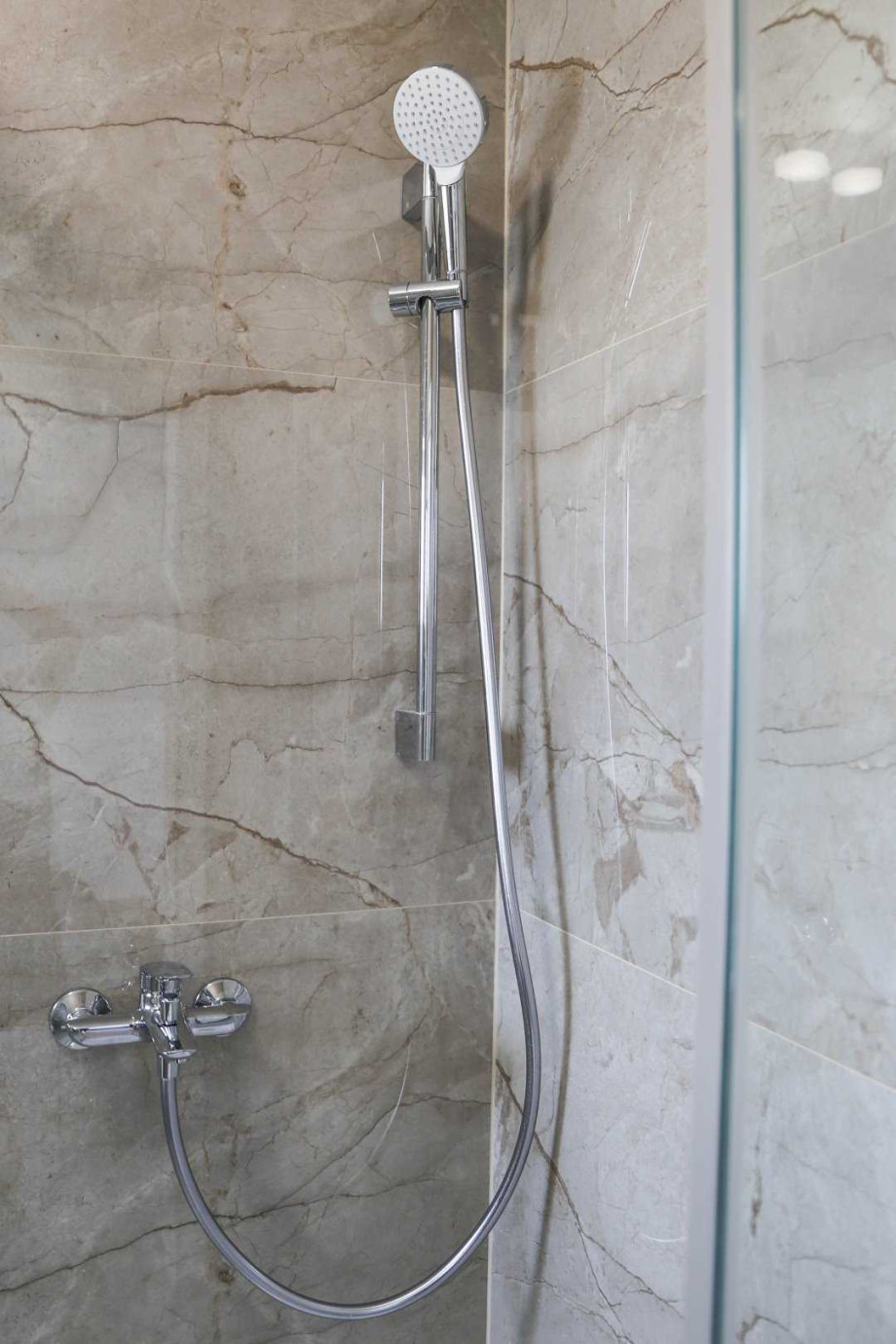 CROWONDER Sunny Bay Beachfront Apartment A7