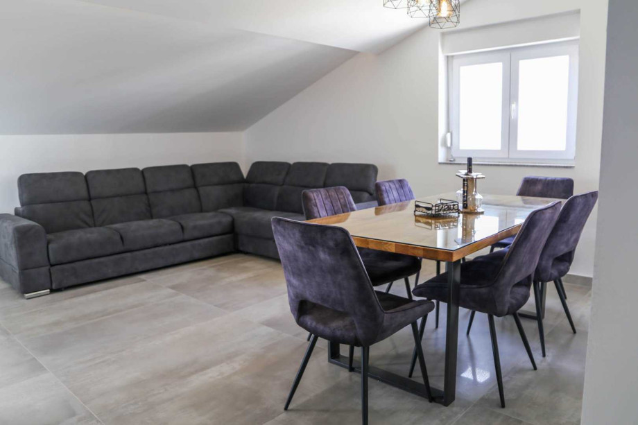 CROWONDER Sunny Bay Beachfront Apartment A7