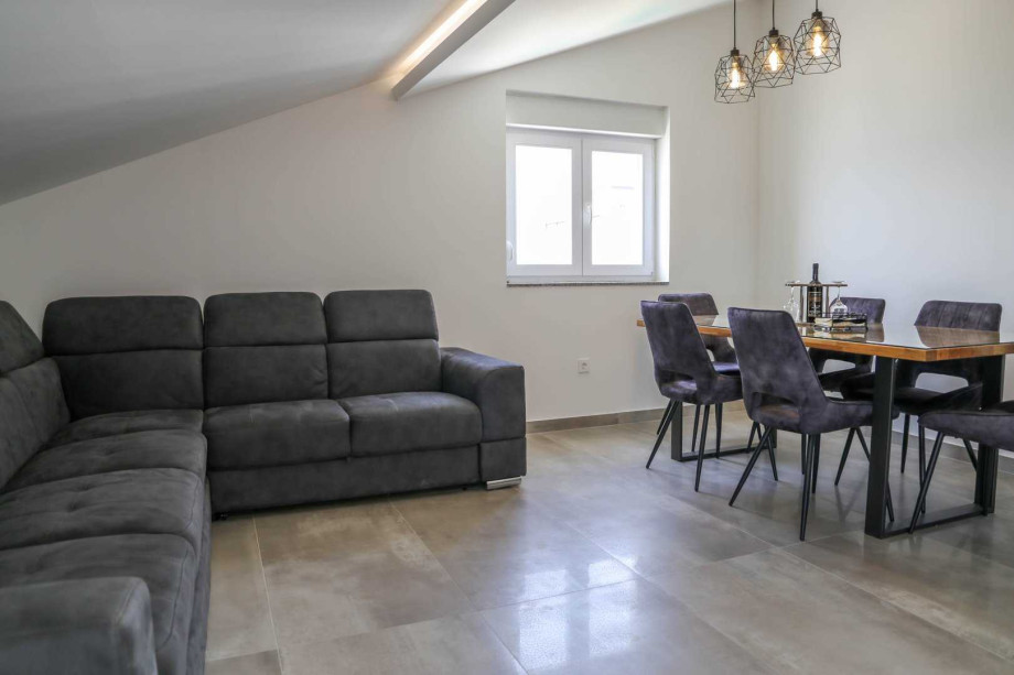 CROWONDER Sunny Bay Beachfront Apartment A7