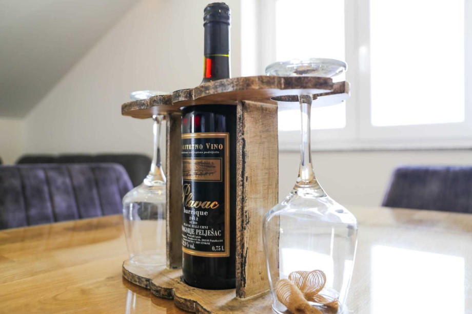 CROWONDER Sunny Bay Beachfront Apartment A7