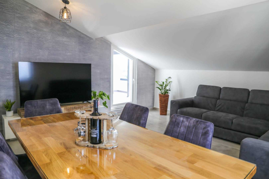 CROWONDER Sunny Bay Beachfront Apartment A7